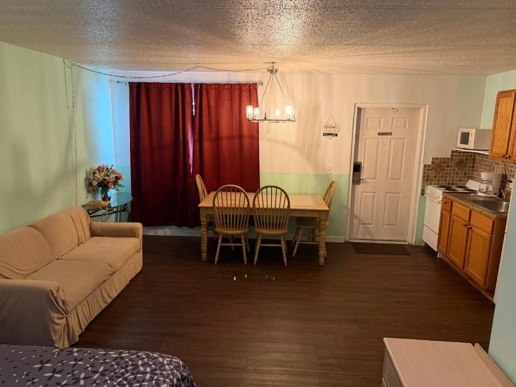 Guest suite living area with dining table at The Floridian Inn