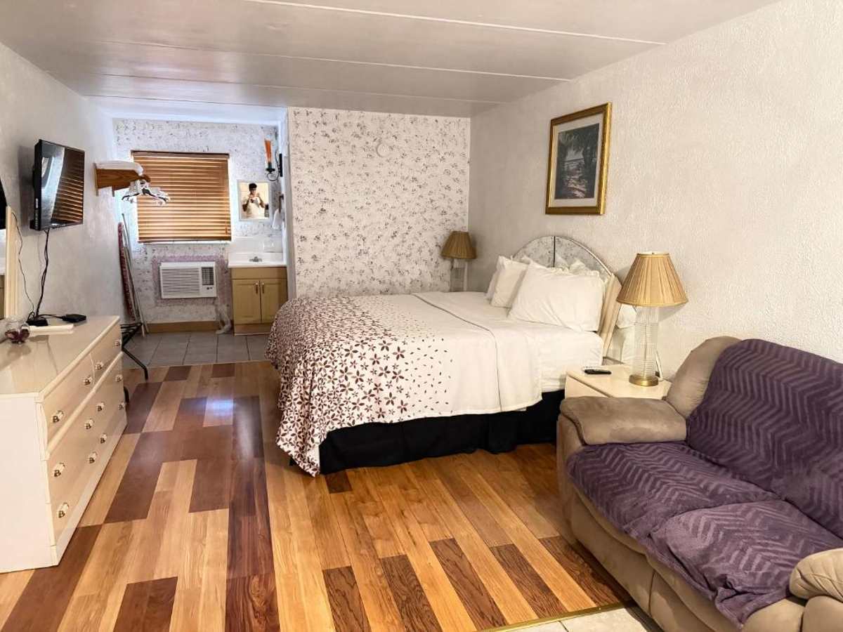 Standard King Room at The Floridian Inn